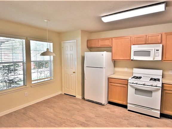 4th image of 6426 Mountain Pines Ln