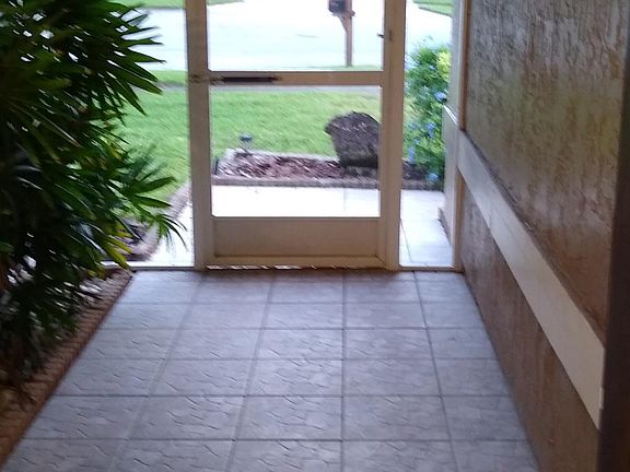 Screened in front entryway to front door