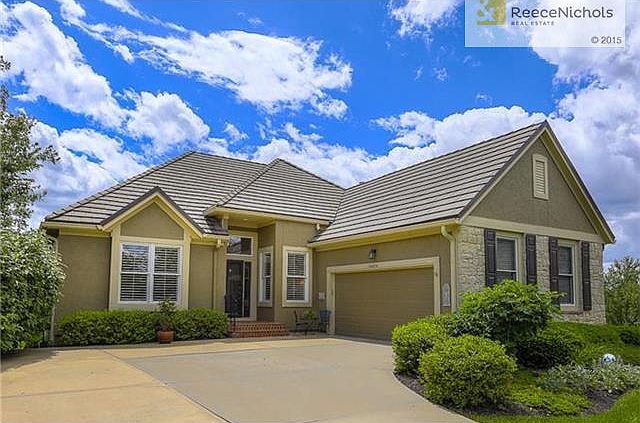 Gorgeous  Villa w/Side Entry Garage!