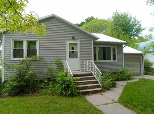 157 S 6th Ave, Burwell, NE 68823