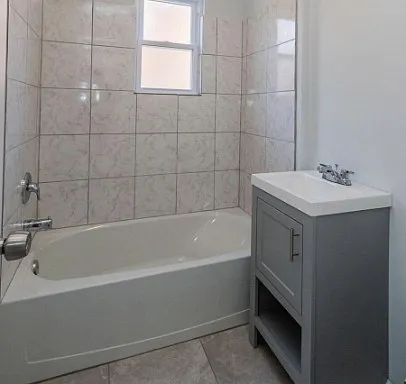 529 16th St NE #4 — Photo 6