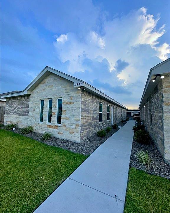 1st image of 4907 N Hiawatha Dr Unit 2
