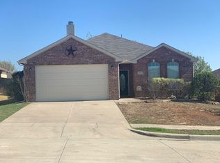 10313 Hogan Dr, Benbrook, TX 76126