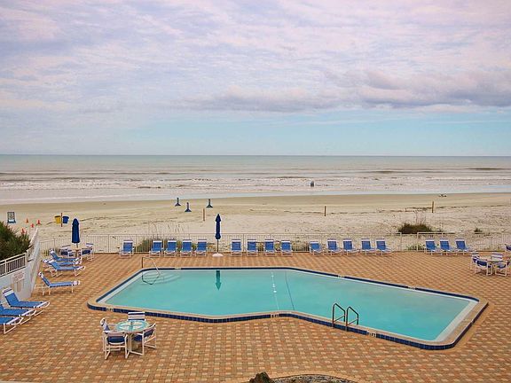 Large Pool - - Plenty of loung chairs and umbrellas
