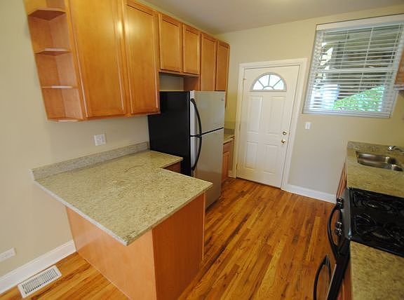 5th image of 1638 W Greenleaf Ave #46