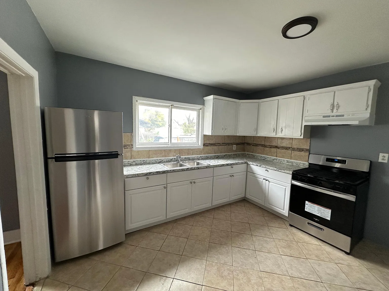 1421 Taylor Ave — Photo 3