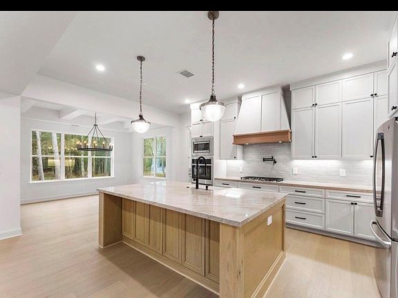 5th image of 1605 Crown Oaks