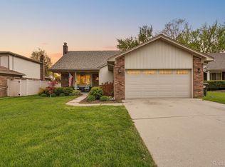 16621 S Gatehouse Dr, Woodhaven, MI 48183