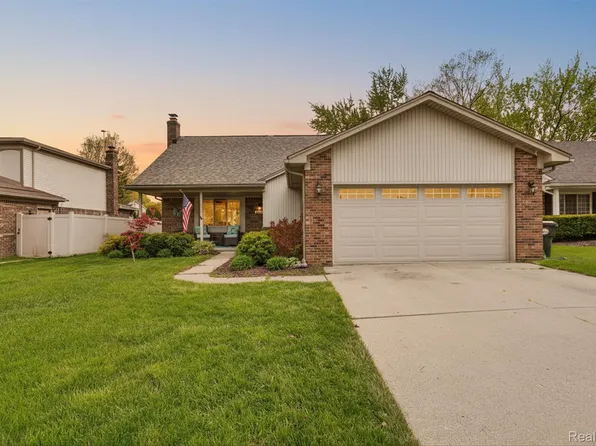 16621 S Gatehouse Dr, Woodhaven, MI 48183