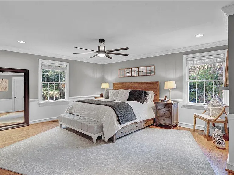 Master Bedroom, 3 roomy closets