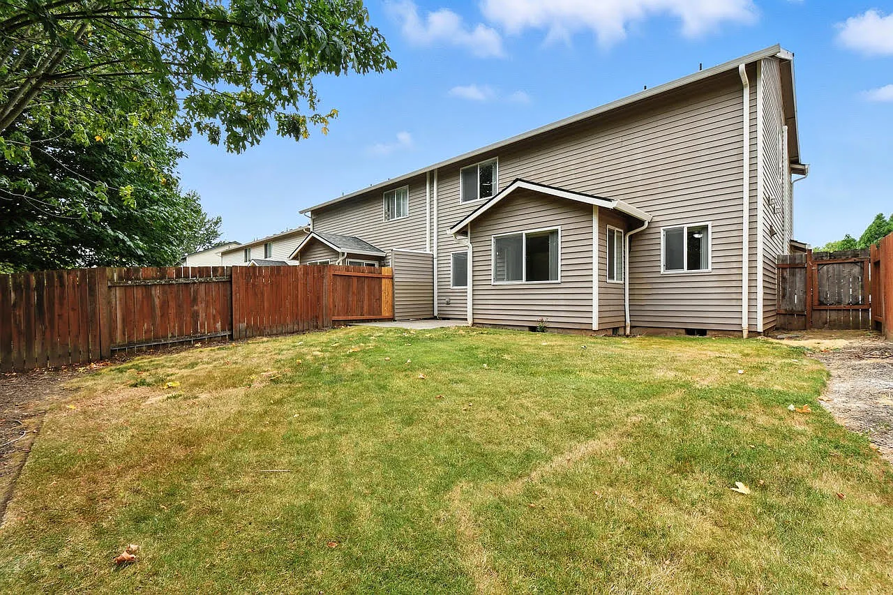 3 bed, 2.5 bath, 1529 sqft, $2,399 — Photo 2