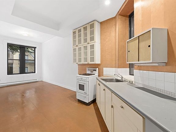 2nd image of 534 E 11th St APT 5