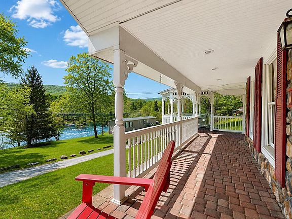 5th image of 104 Masthope Plank Rd