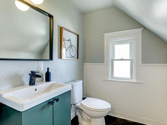 5th image of 819 24th Ave NE #3