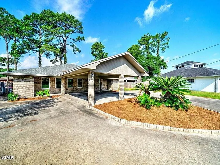 350 Greenwood Cir — Photo 1