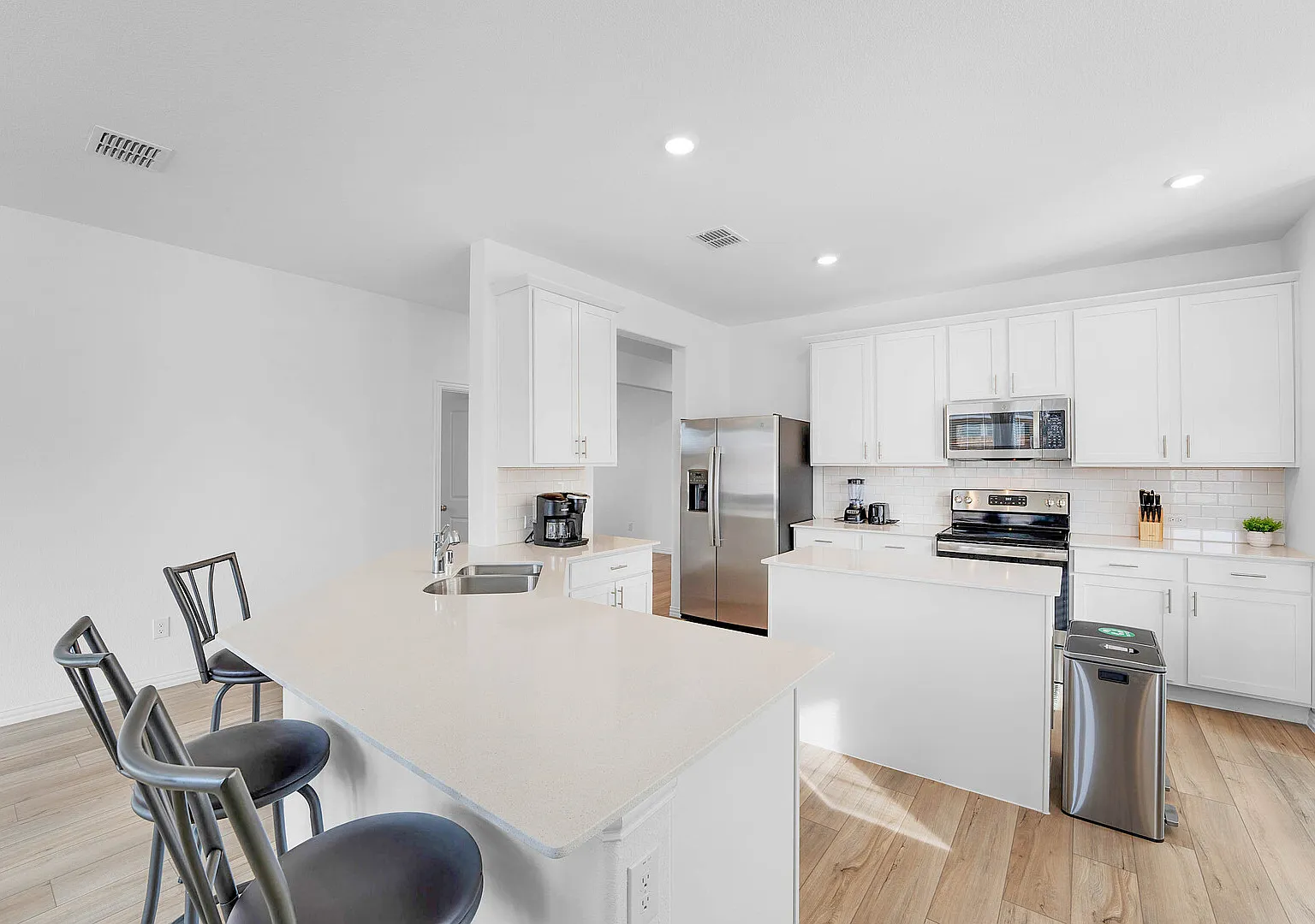 New 4-bed, 2 bath, fully-furnished, serene, stylish, amenity-rich have — Photo 3