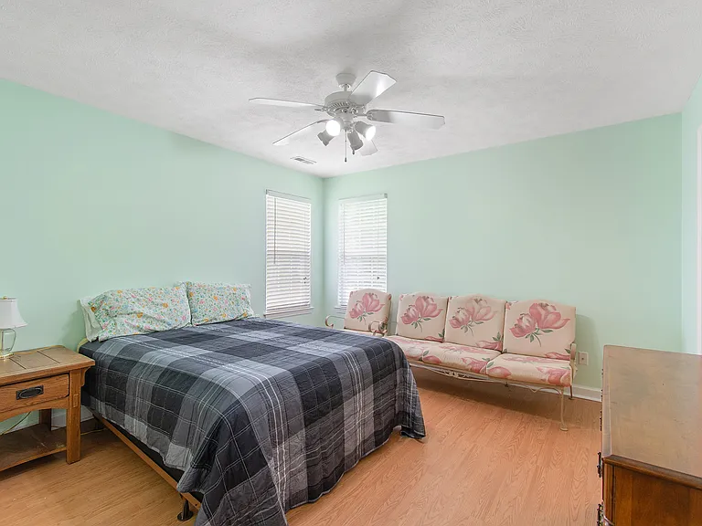 107 NW 13th St — Photo 15