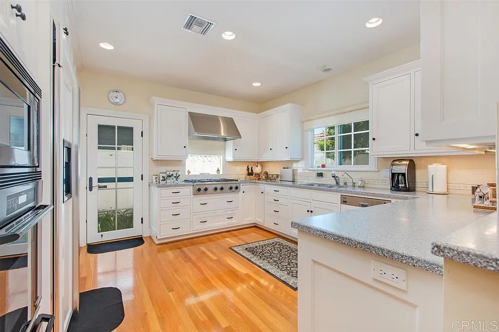 3 bed, 3.0 bath, 2200 sqft, $7,000 — Photo 3