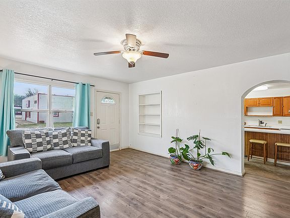 4th image of 202 E Olinda Ave
