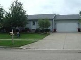 1453 John St, Sycamore, IL 60178