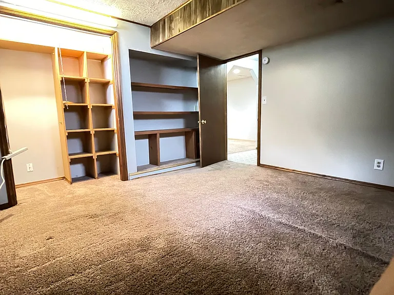 10909 Leavenworth St — Photo 31