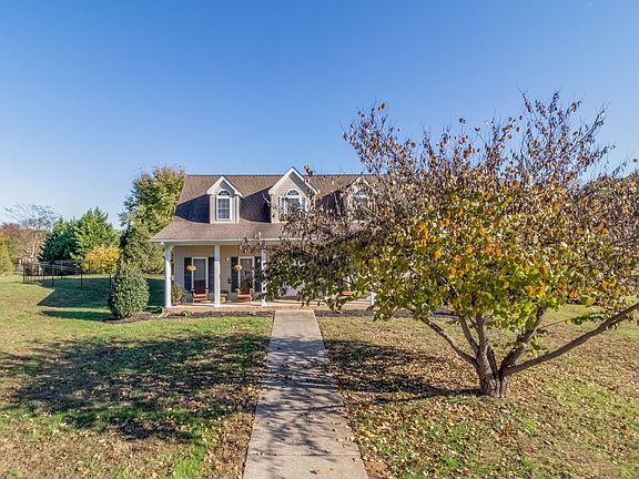 3rd image of 1221 Fieldcrest Ln