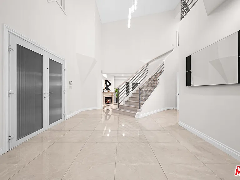 1121 Roberto Ln — Photo 5