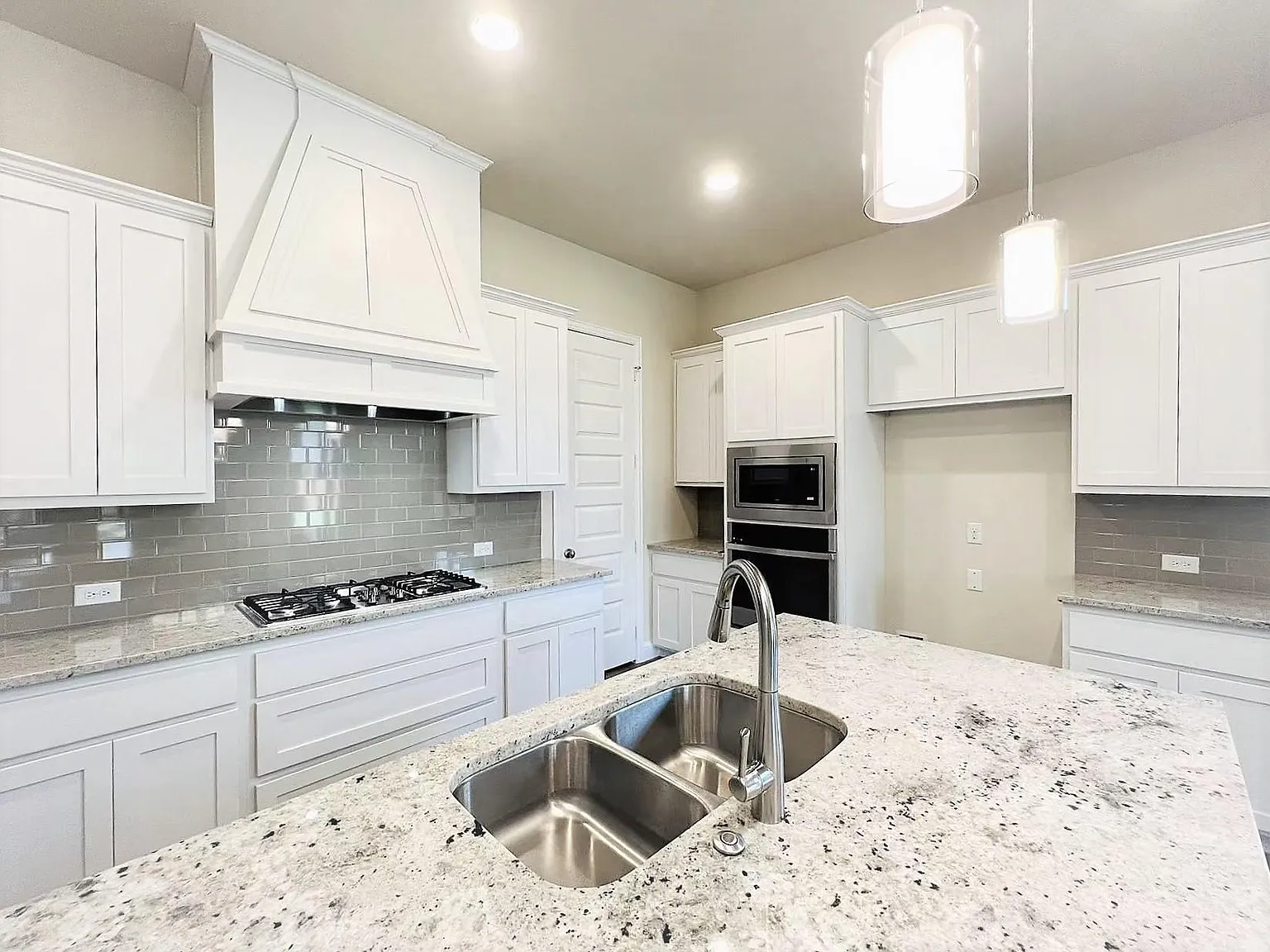 3517 Clara Dr — Photo 2