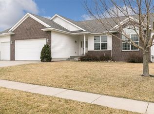 740 Hampshire Dr, Marion, IA 52302