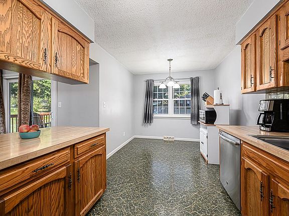 5th image of 313 SW Killarney Ln