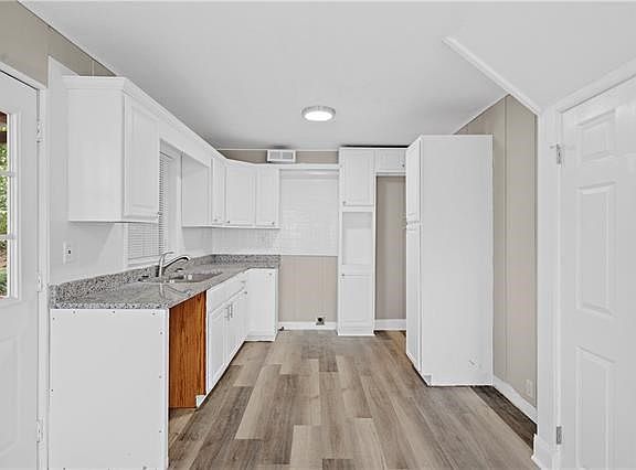 3rd image of 317 NE Northcrest Dr
