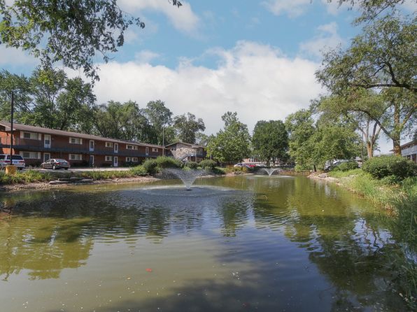 1810 W Hatherleigh Ct APT 2B, Mount Prospect, IL 60056