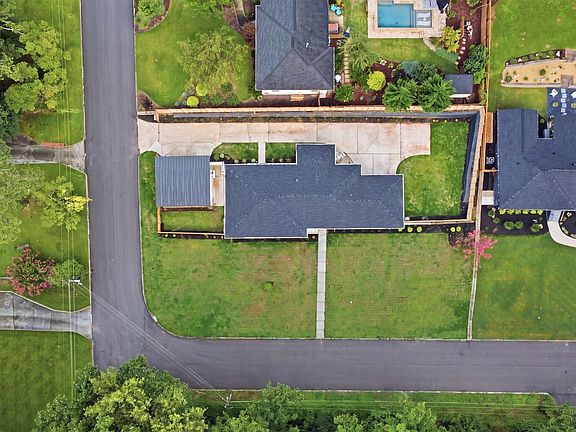 2nd image of 1447 Skyhaven Rd SE