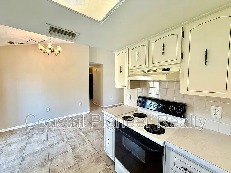 1301 Greenlea Dr — Photo 7