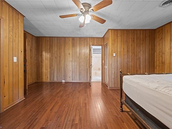 36th image of 224 W Colonial Dr