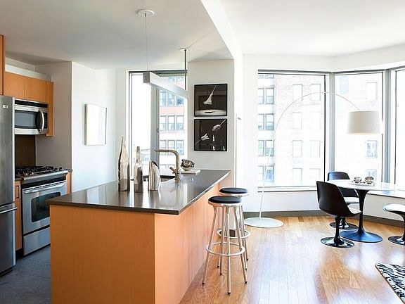 4th image of 8 Spruce St APT 17B