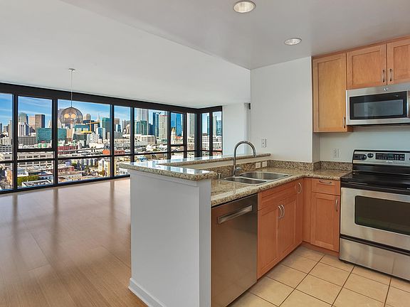 3rd image of 250 King St Unit 1416