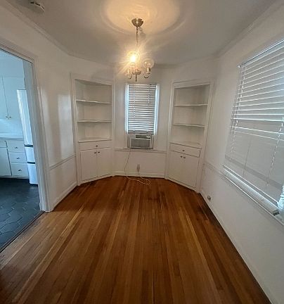 5th image of 838 W Willow St