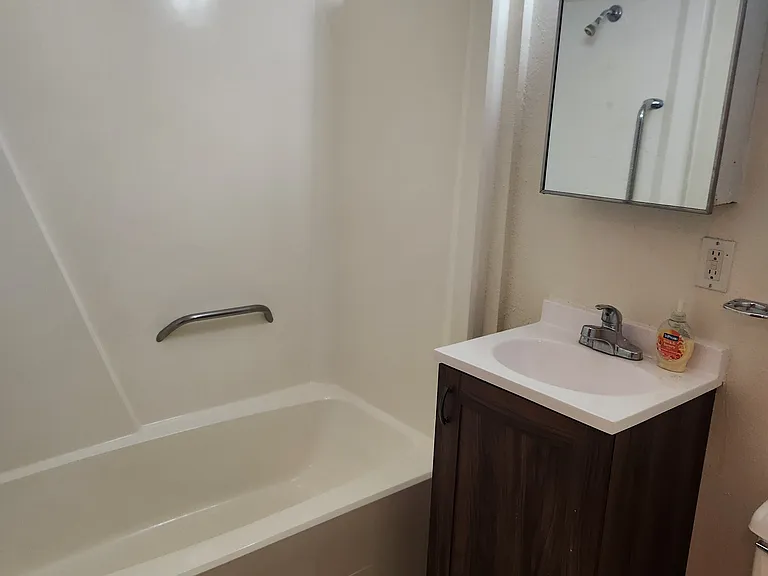 Winneshiek Apartments — Photo 8