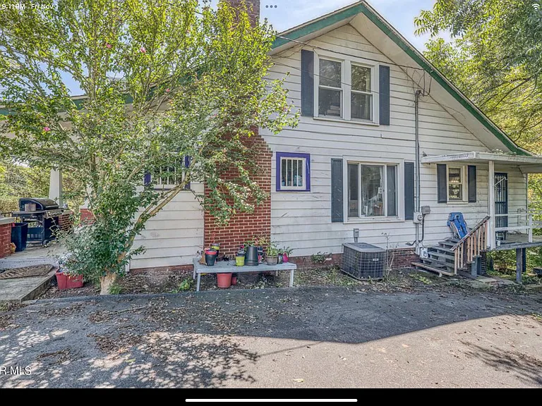 1005 Baxter St N — Photo 2