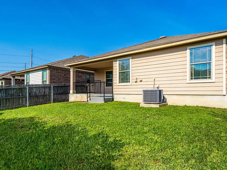 910 Trilby — Photo 21