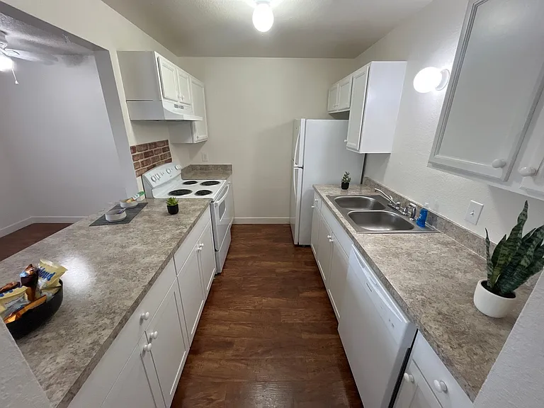 1221 Yarrow St — Photo 8