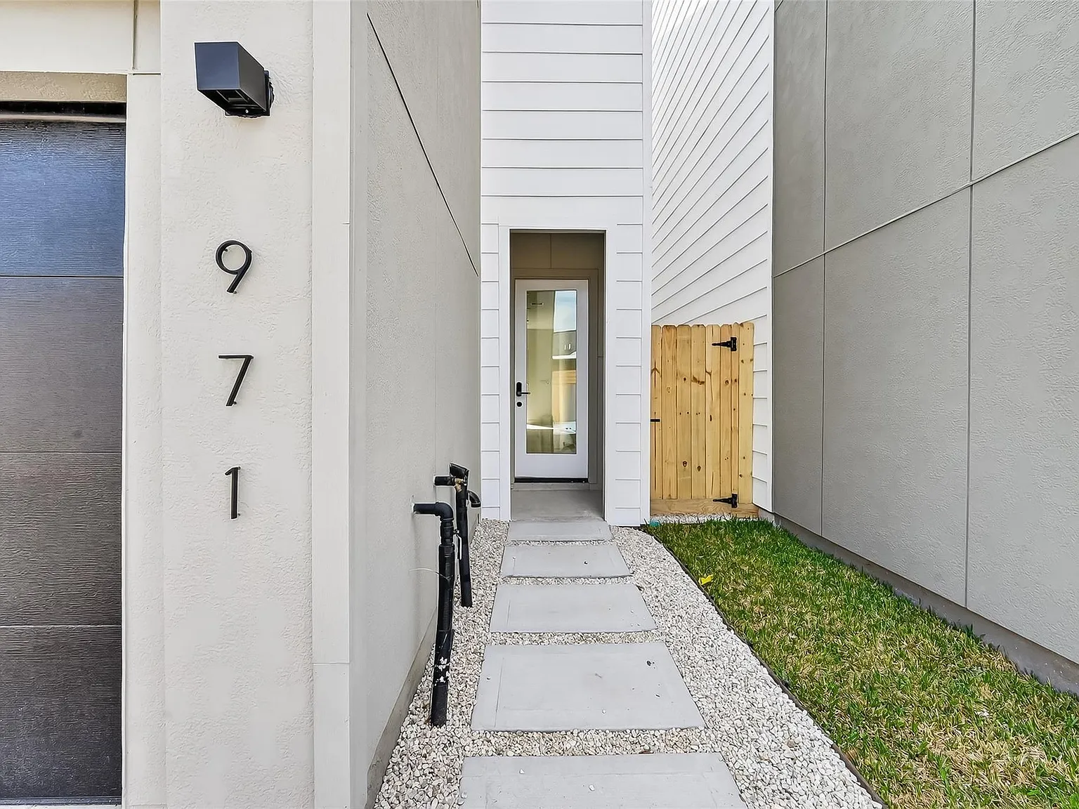 3 bed, 2.5 bath, 1781 sqft, $2,500 — Photo 2