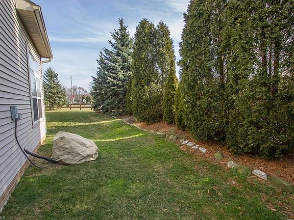 4th image of 16073 Primrose Cir