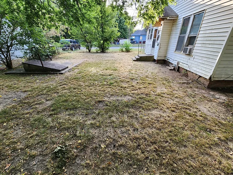 800 W 9th St — Photo 11