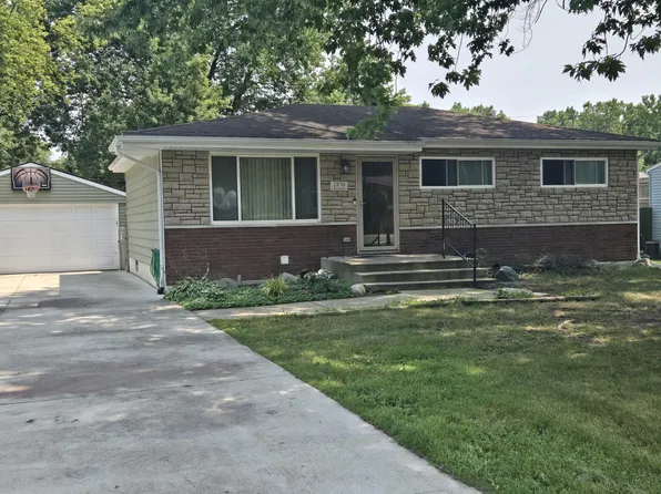 2870 Frembes Rd, Waterford, MI 48329