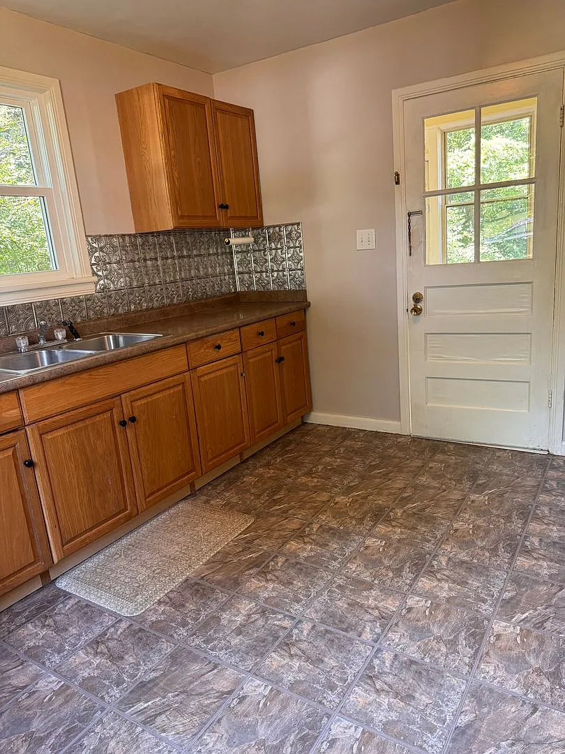 3 Bedroom || 1 Bathroom Single Family Home — Photo 4