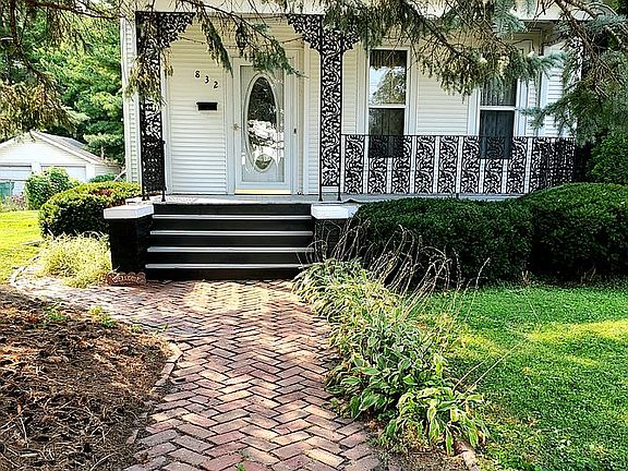 3rd image of 832 Bateman St