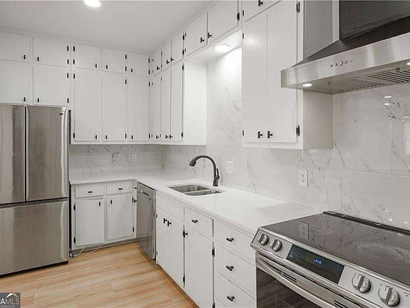 4th image of 3649 Peachtree Rd NE APT 305
