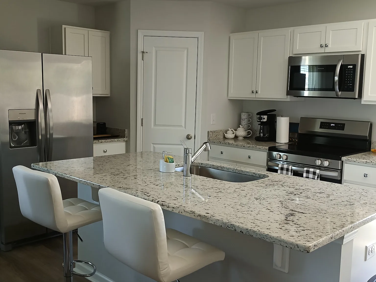 3 bed, 2.5 bath, 1472 sqft, $2,200 — Photo 4